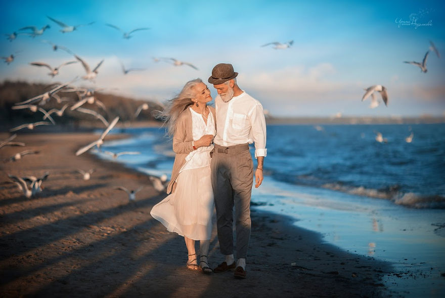 Russian-photographer-makes-wonderful-photos-with-an-elderly-couple-showing-that-love-transcends-time-5971043a89352-png__880