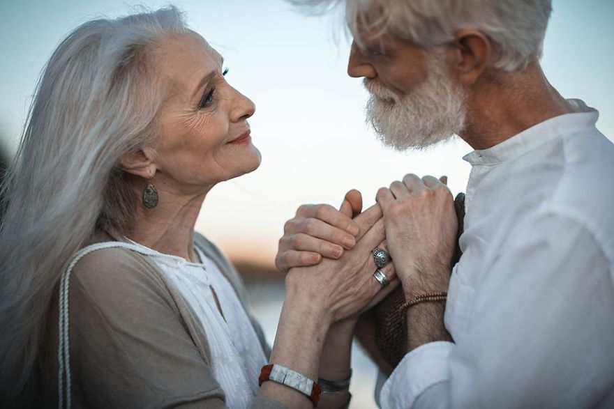 Russian-photographer-makes-wonderful-photos-with-an-elderly-couple-showing-that-love-transcends-time-597104a0c49a5__880