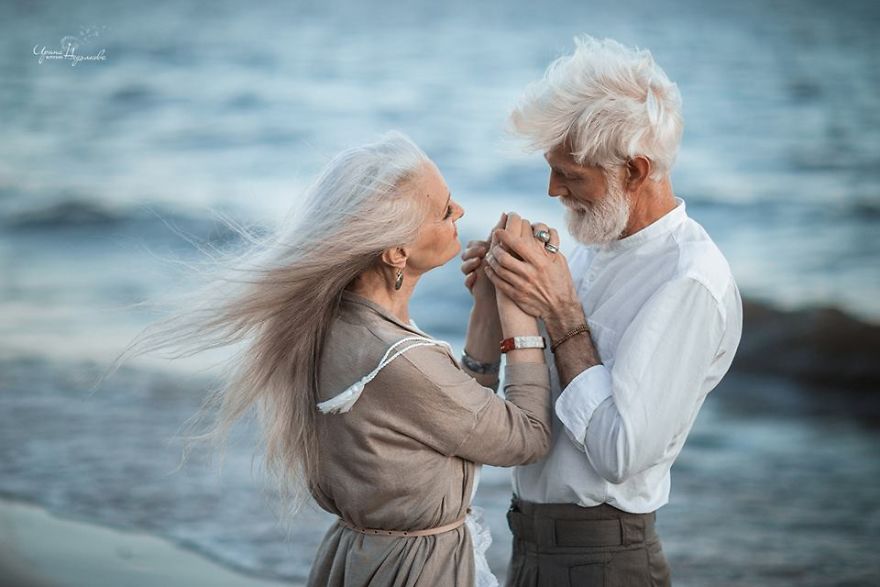 Russian-photographer-makes-wonderful-photos-with-an-elderly-couple-showing-that-love-transcends-time-597104c3e5d64__880