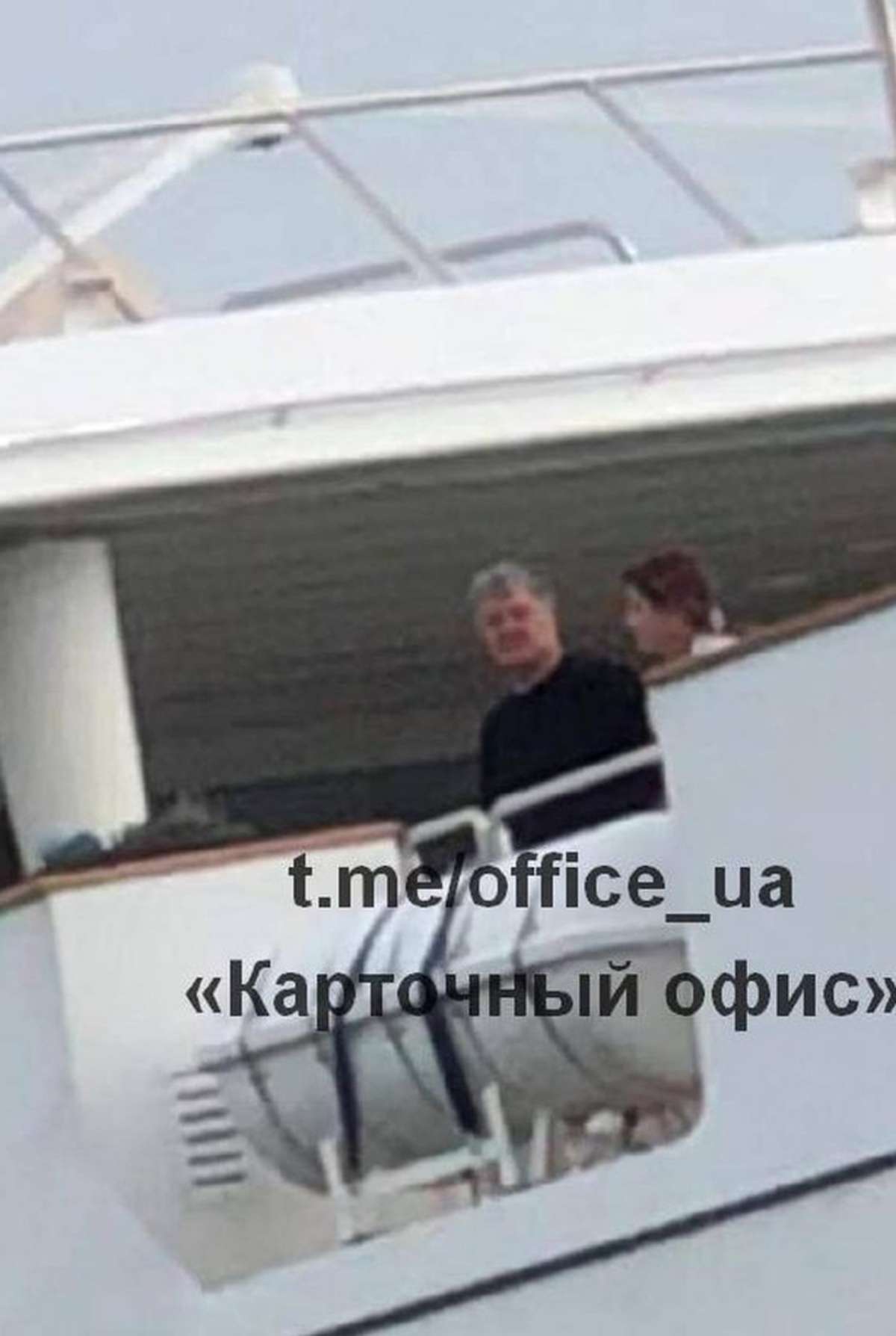 Порошенко отдыхает на шикарной яхте, АТОшники ему принесли ящик абрикосов - фото 1