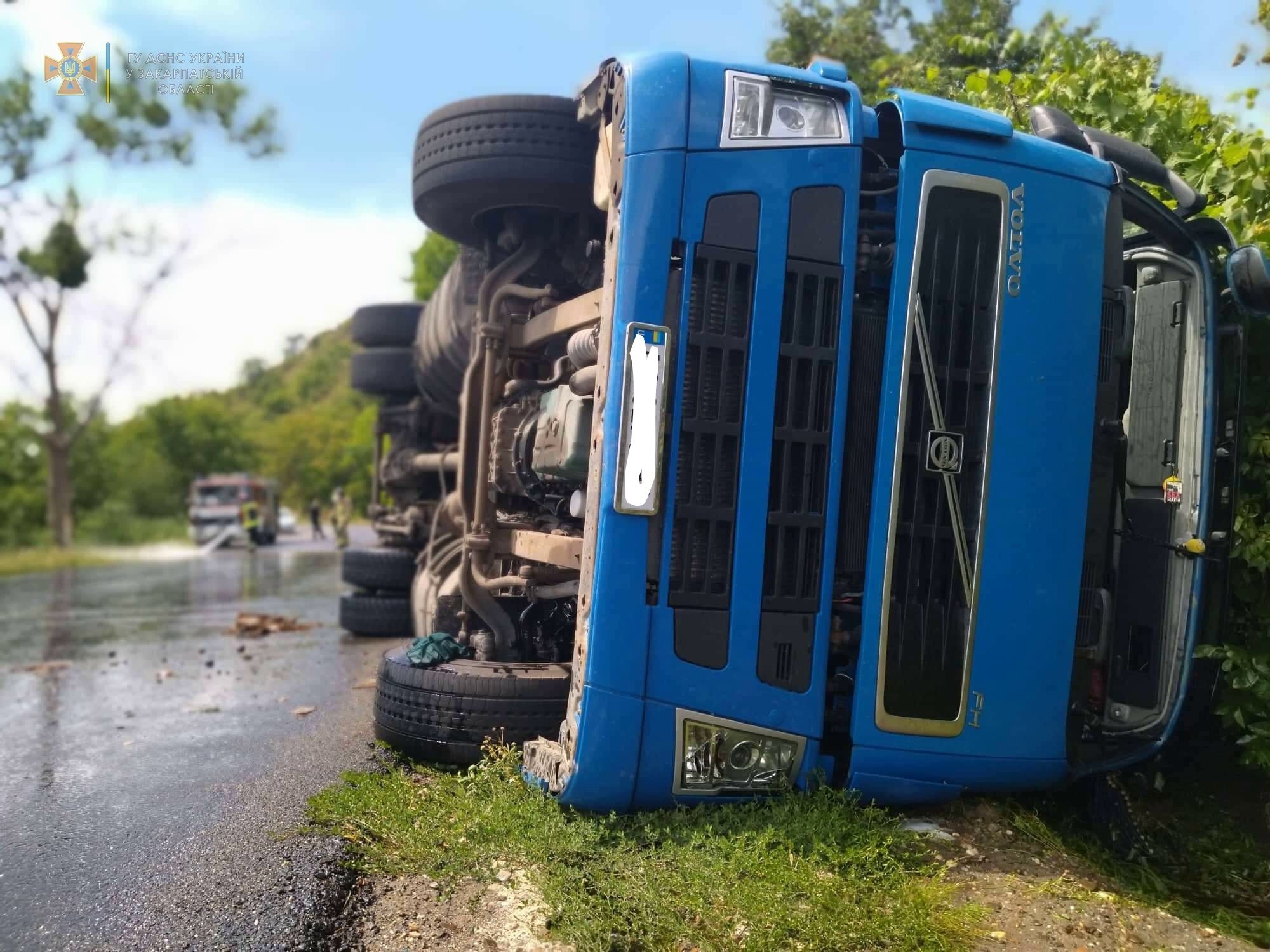 24 тонни олії розлилося на трасу внаслідок ДТП біля Берегова (фото) — Варта 1