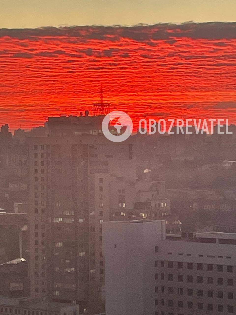 Багряний захід сонця над Києвом.