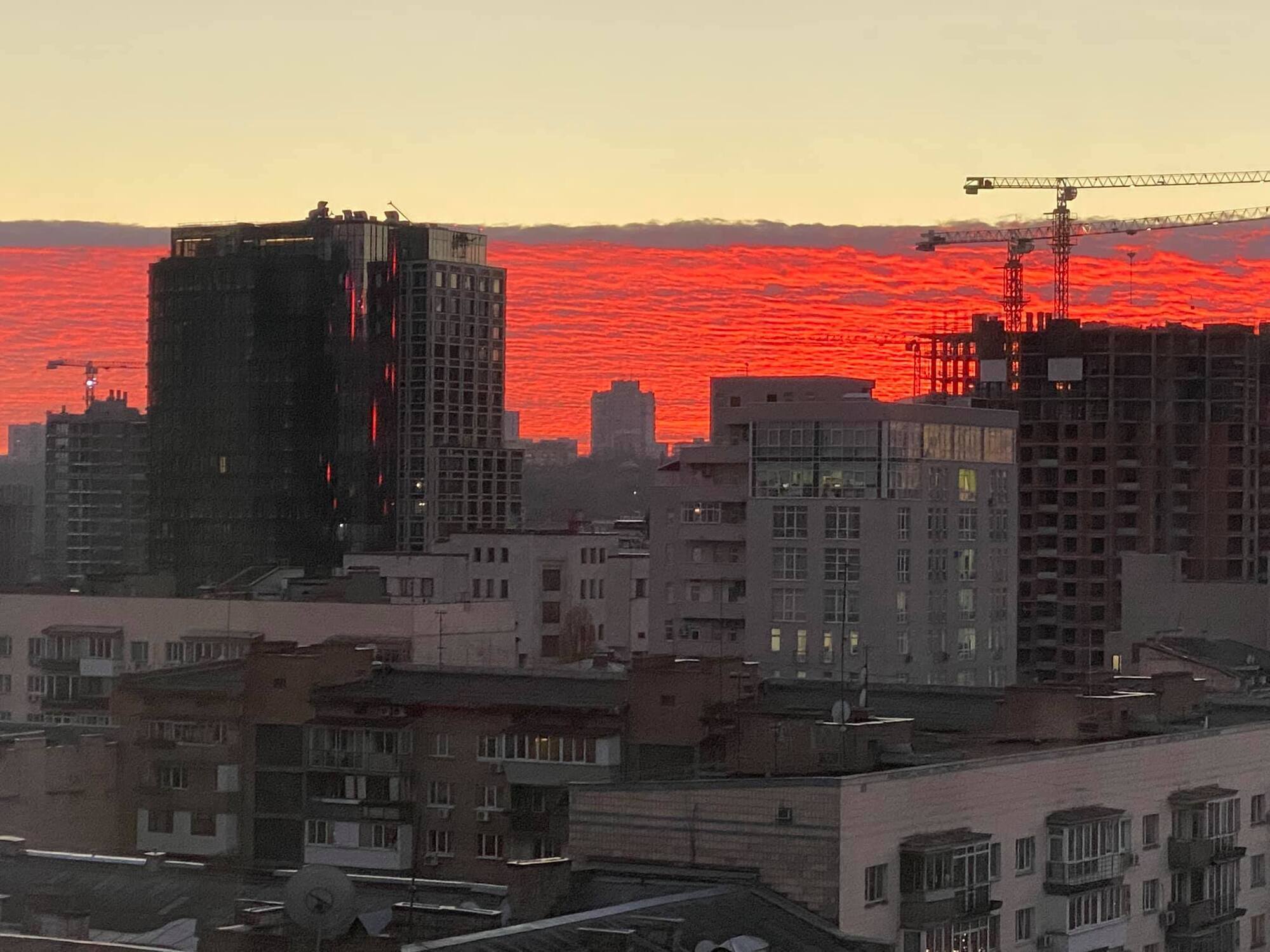Багряний захід сонця в столиці.