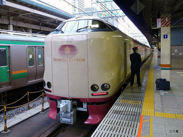 Як виглядають плацкартні та купейні вагони в японських поїздах - 1