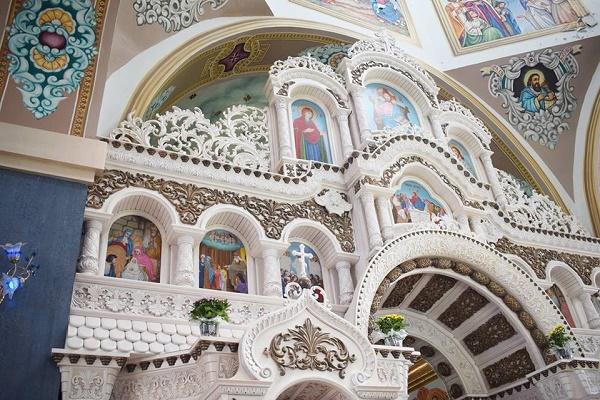 На Тернопільщині з’явилось “восьме чудо України” – іконостас з 1,5 мільйонів бісеринок