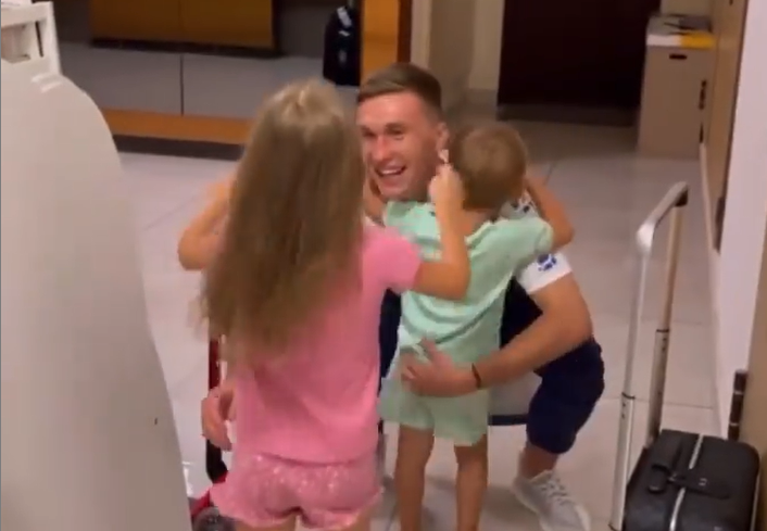 Сергій Сидорчук обіймає дітей