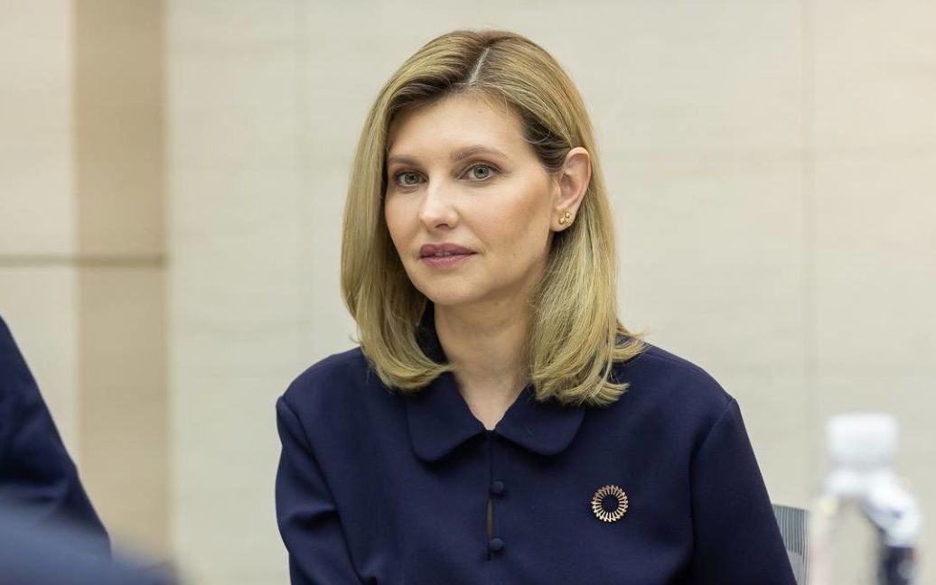 На зустрічі у Південній Кореї: Олена Зеленська підкреслила талію білим ...