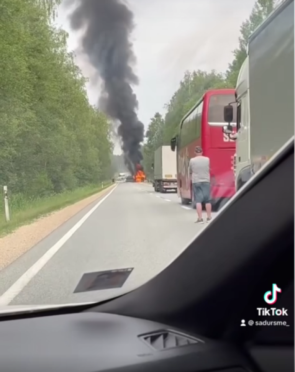 У Латвії сталася аварія за участю військової техніки. Фото: скриншот з відео. / © 