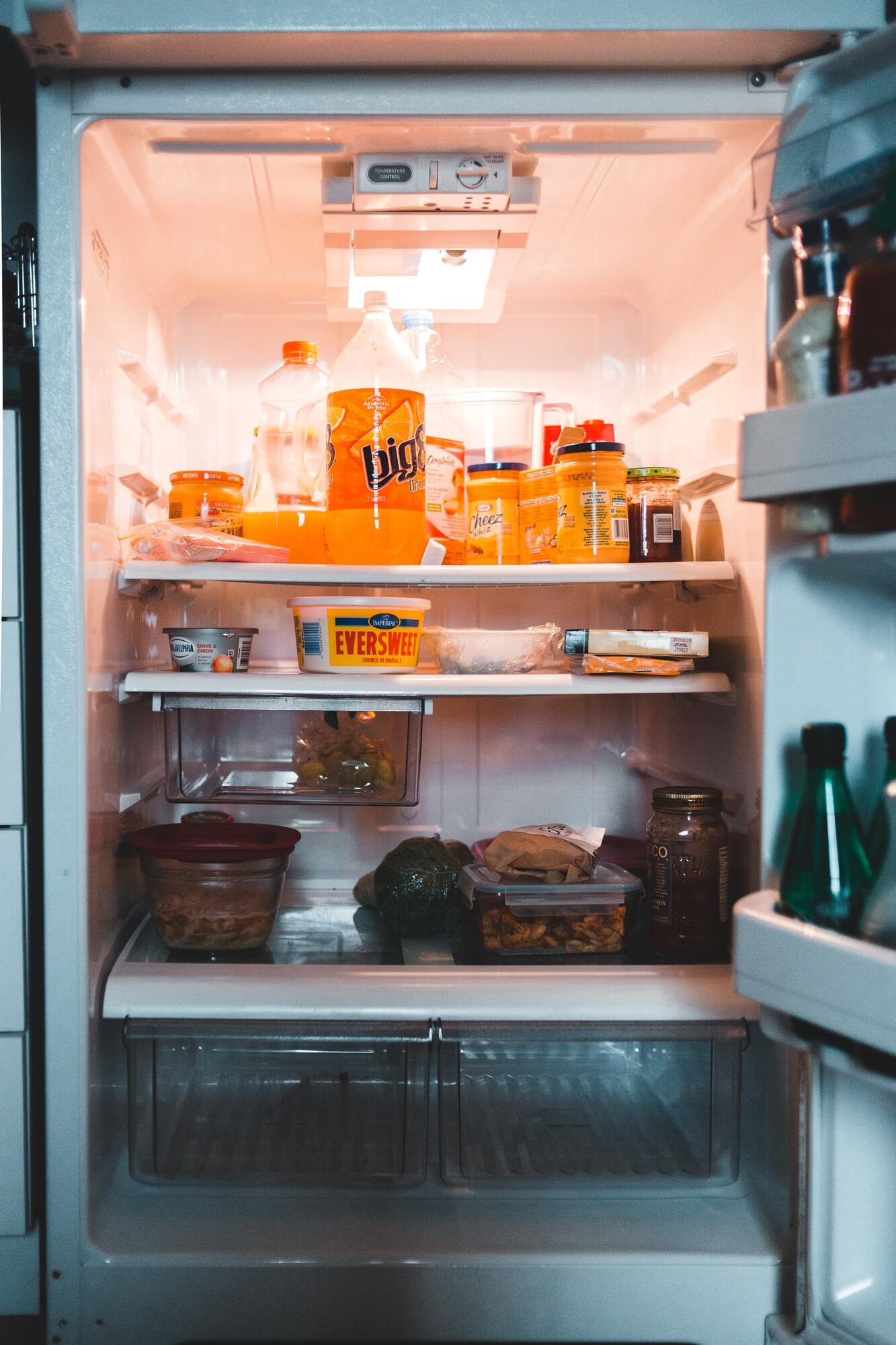 Холодильник може накопичувати неприємні запахи