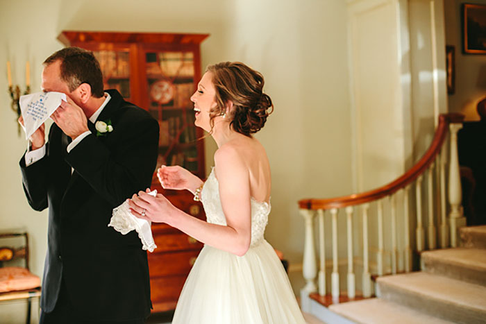 20 зворушливих світлин, де тати вперше бачать своїх доньок у весільній сукні