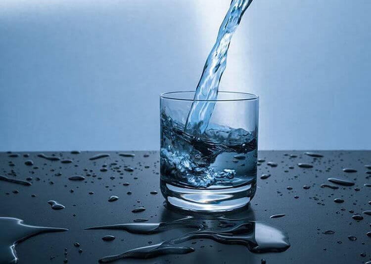 Імовірність того, що в склянці води, що ви п’єте, є молекула води, яка колись була в сечі динозаврів, досягає 100%