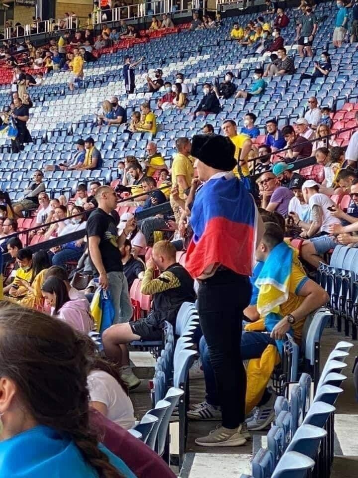 Російський уболівальник на матчі Україна.