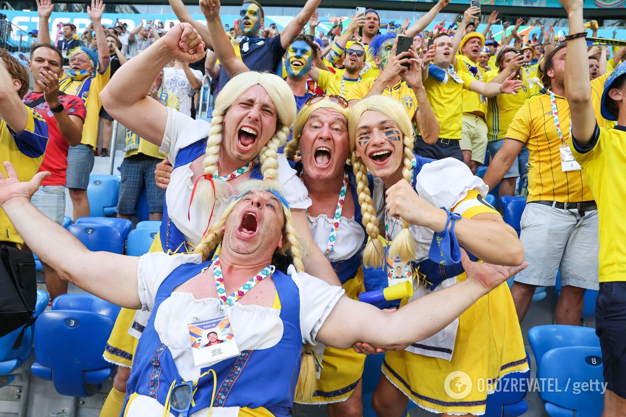 Фанати збірної Швеції.