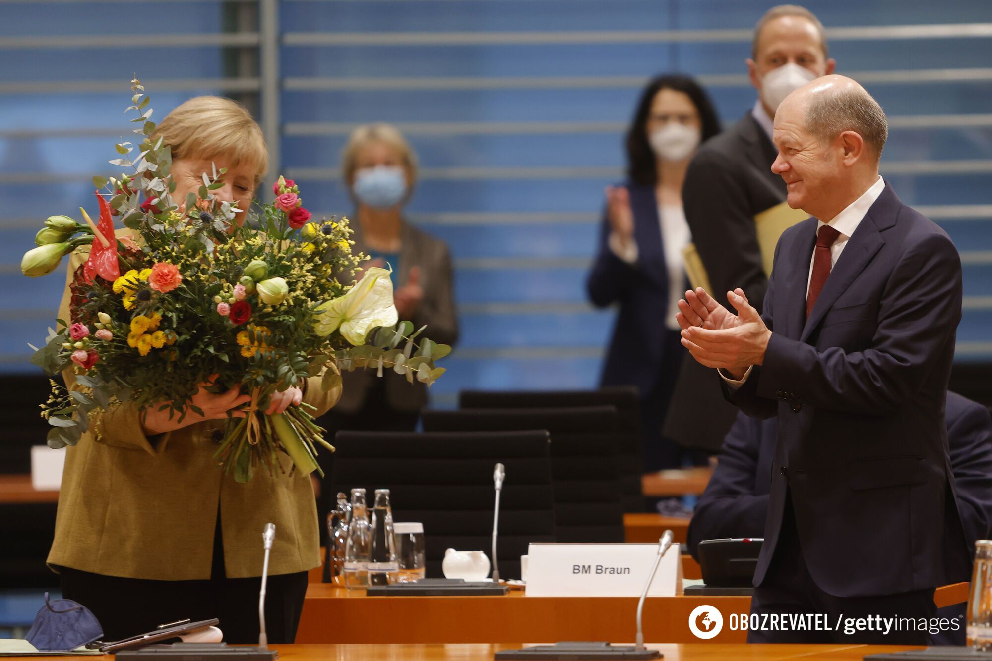Також Шольц подарував Меркель букет квітів.