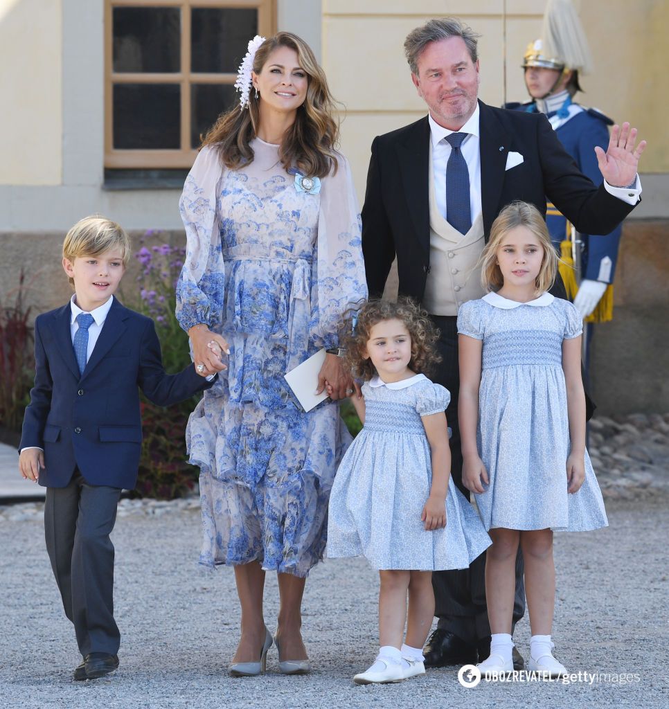 Принцеса Мадлен, принцеса Адрієнна, принцеса Леонора, принц Ніколас і Крістофер О'Ніл відвідують хрещення принца Джуліана біля каплиці замку Дроттнінггольм.