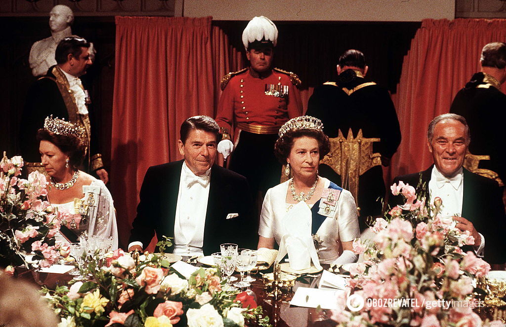 Королева з президентом Рейганом на державному банкеті у Віндзорському замку (1982).