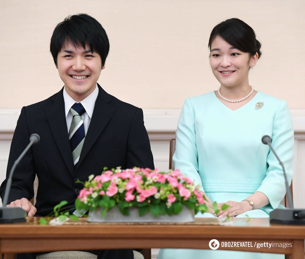 Кей Комуро і принцеса Мако під час прес-конференції, присвяченої їхнім заручинам.