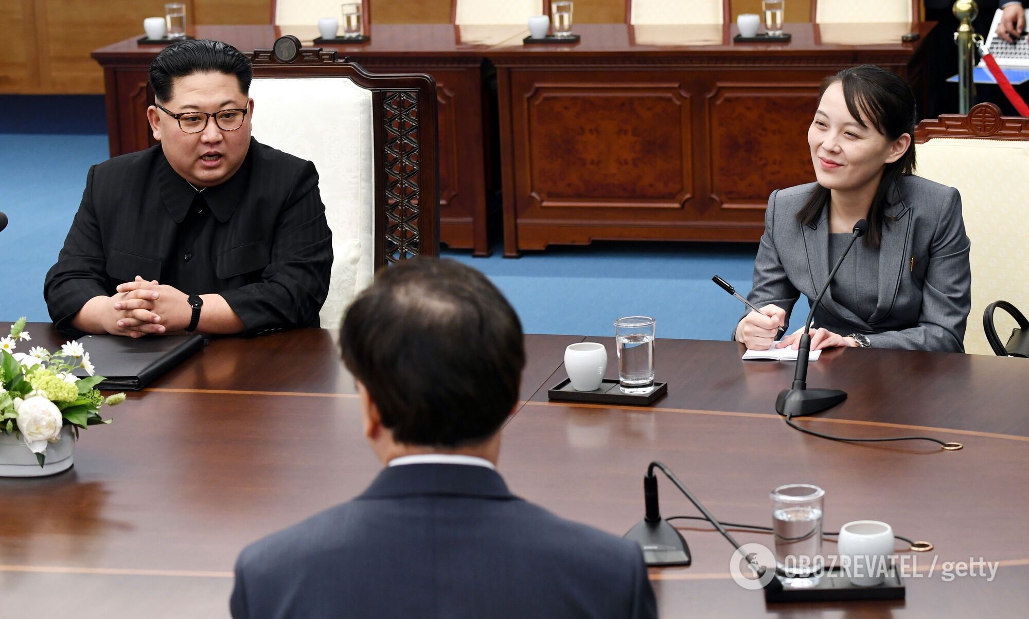 Кім Чен Ин і Кім Йо Чжон на міжкорейському саміті в Будинку миру 27 квітня 2018 року в Пханмунджомі, Південна Корея