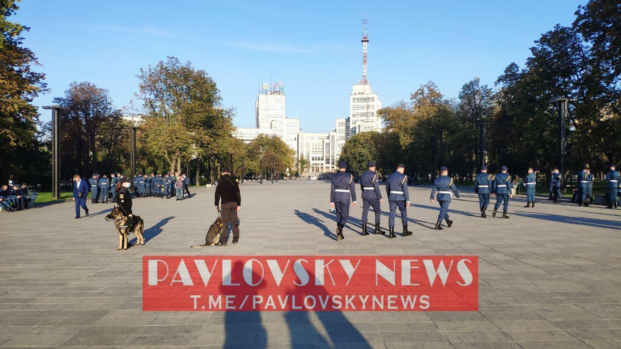 Охороняти порядок прибули поліцейські і НГУ з собаками.