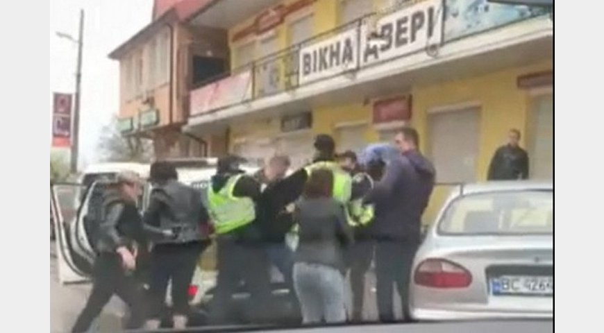 Захищали п'яного водія: у Яворові пасажирки авто накинулися на полісменів