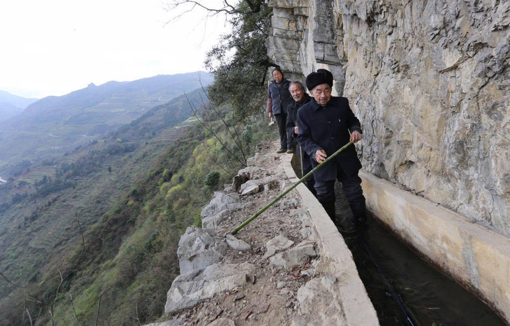 Китаєць продовбав канал на схилі гори, щоб забезпечити водою своє село