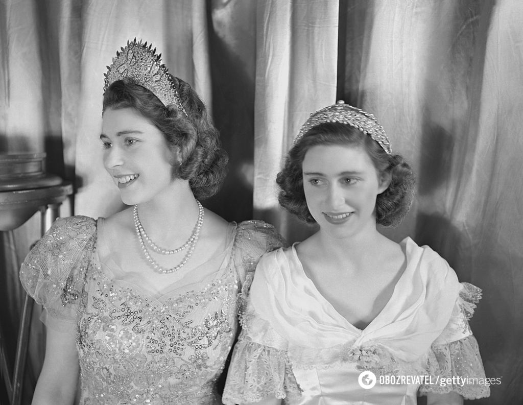 Єлизавета II і принцеса Маргарет у Віндзорському замку (1944).