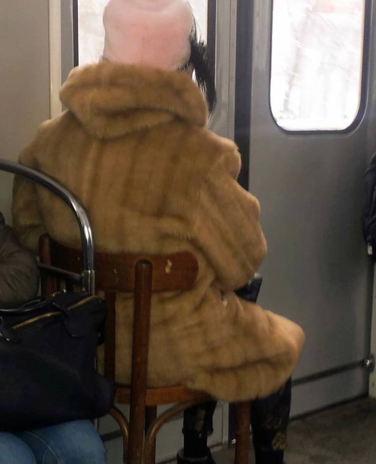 Жіночка сіла на пільгове місце в метро