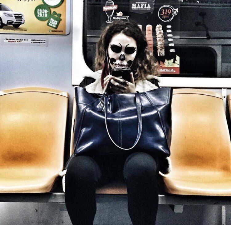 Дівчина їде в метро х макіяжем на Геловін