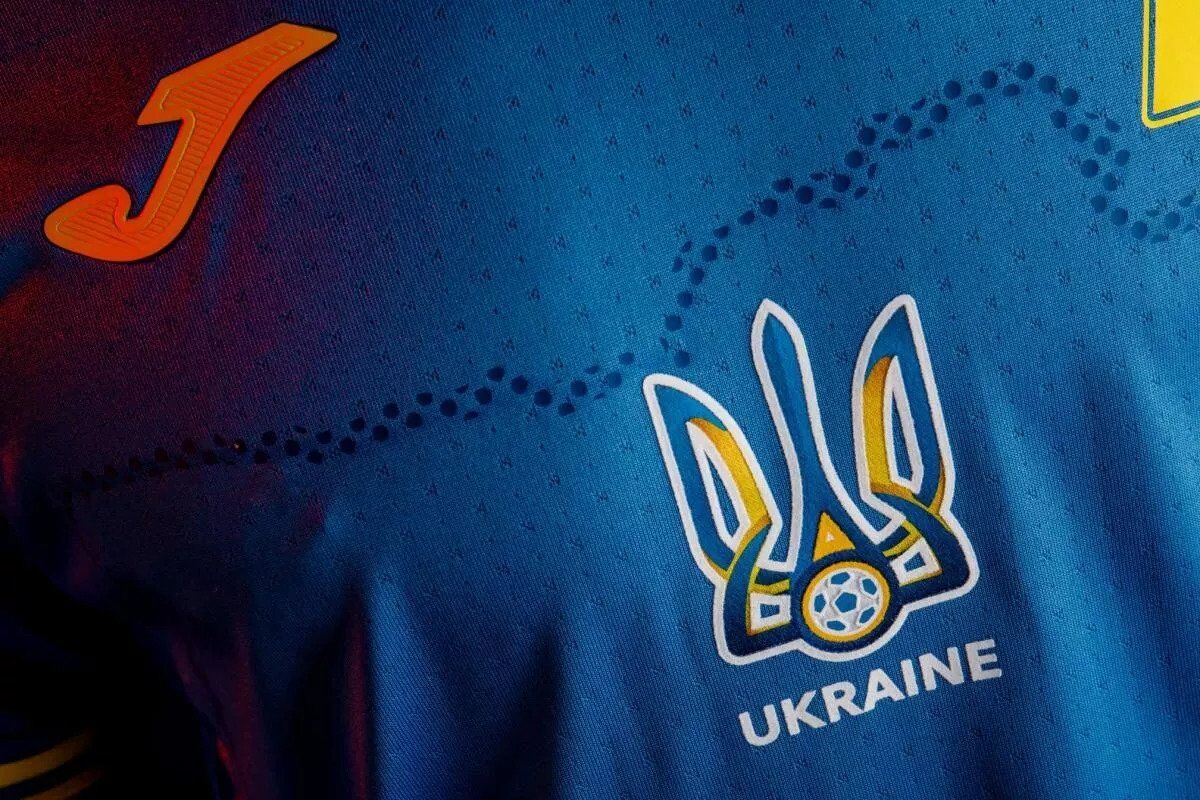 На формі збірної України зображена карта країни.