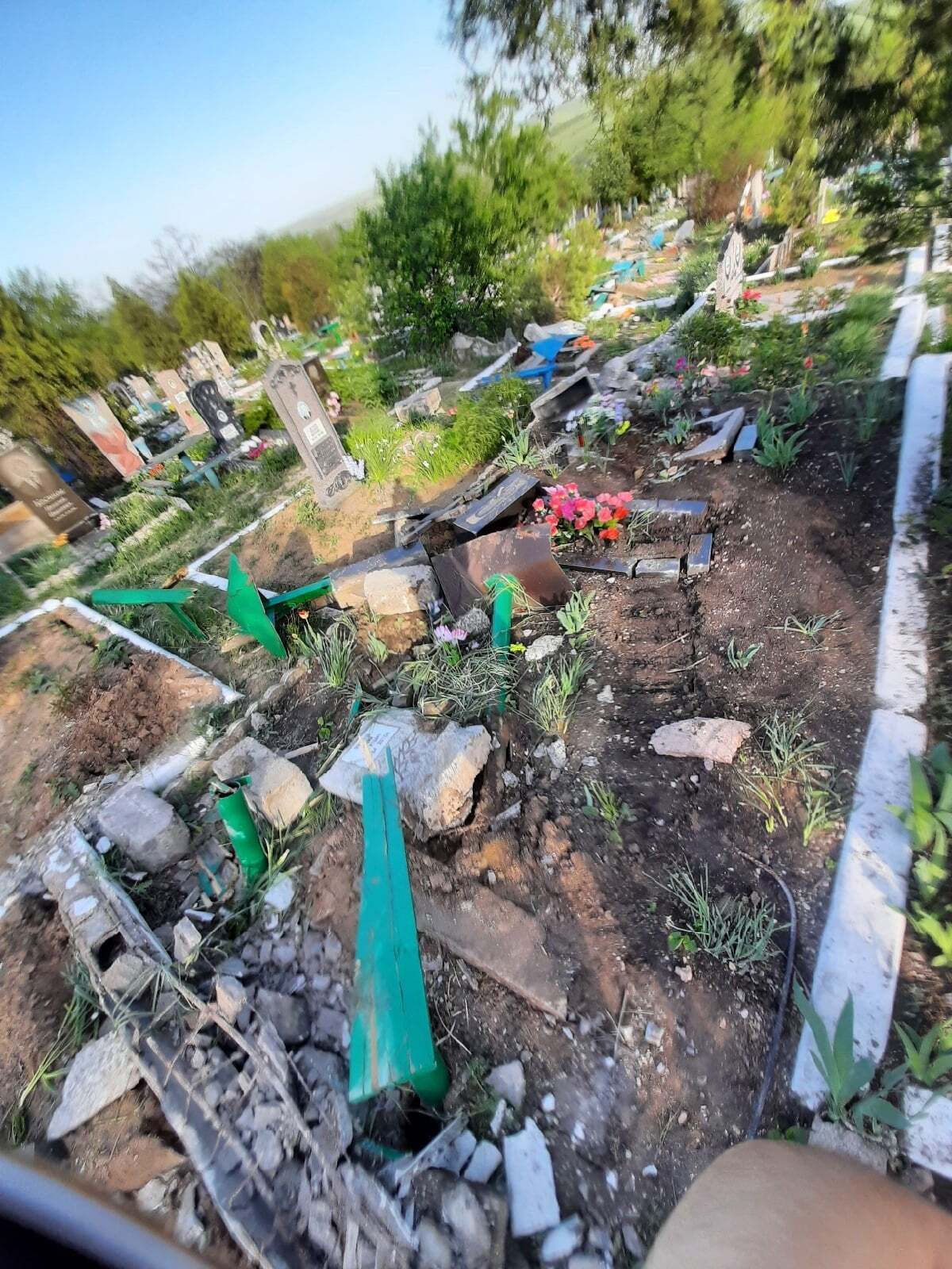 Знищені могили в Перевальську.