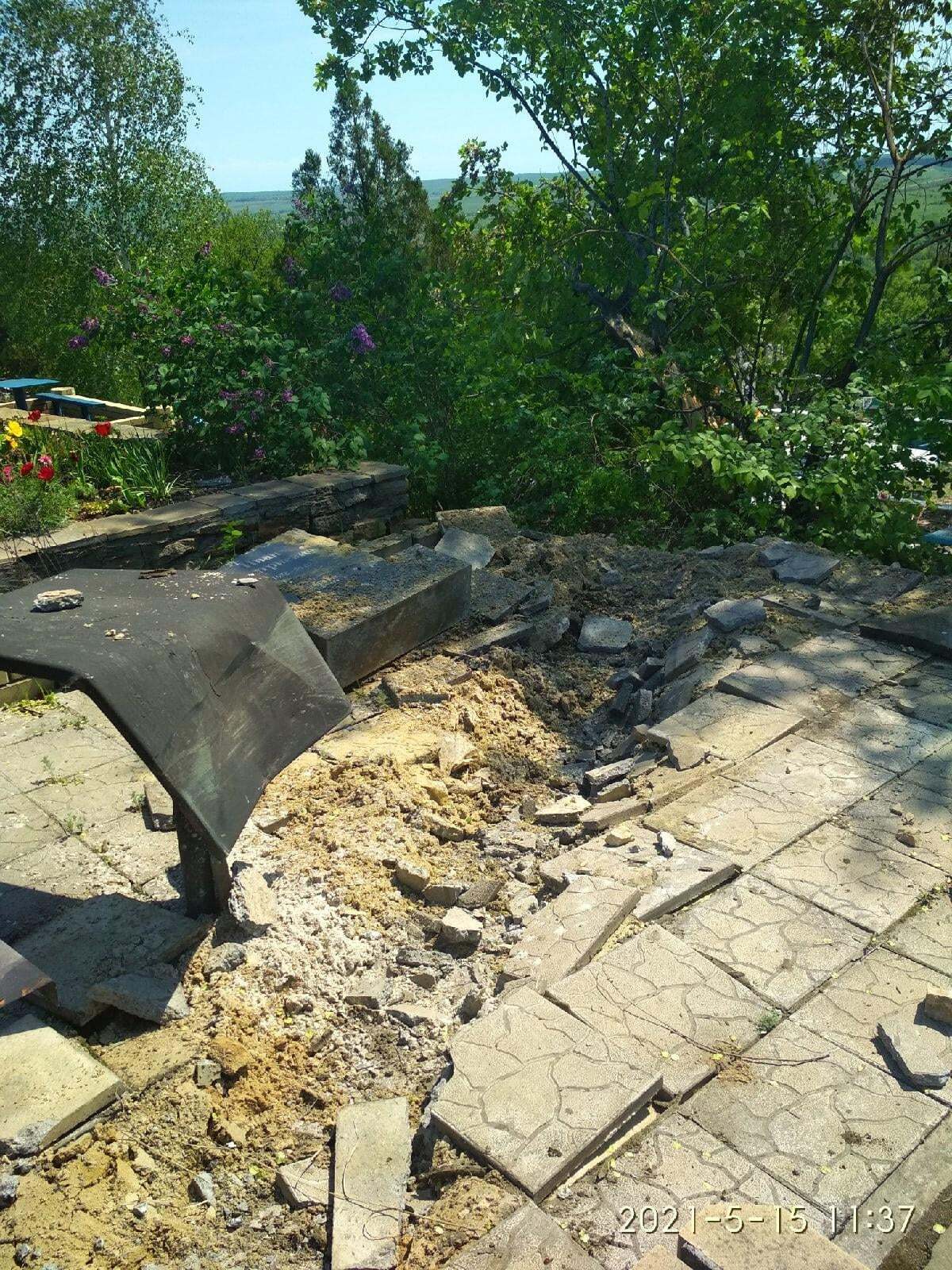 Руйнування на кладовищі в Перевальську.