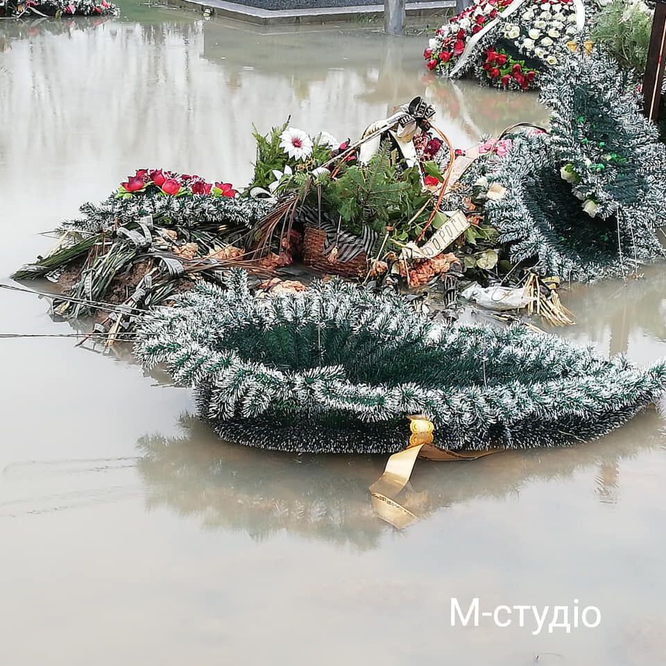 Потоп утворився на місцях із новими могилами.