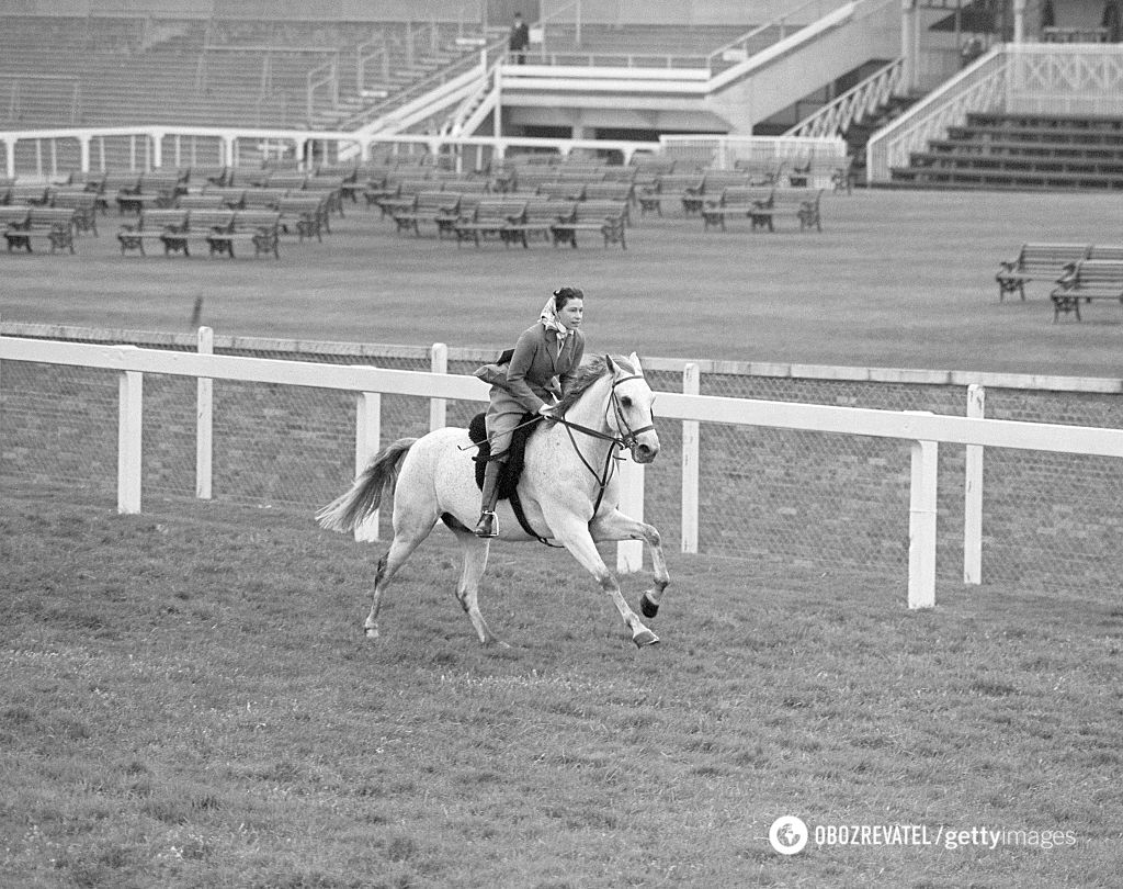 Королева Єлизавета II скаче на сірому коні на ім’я "Сюрприз" (іподром Аскот, 1961).