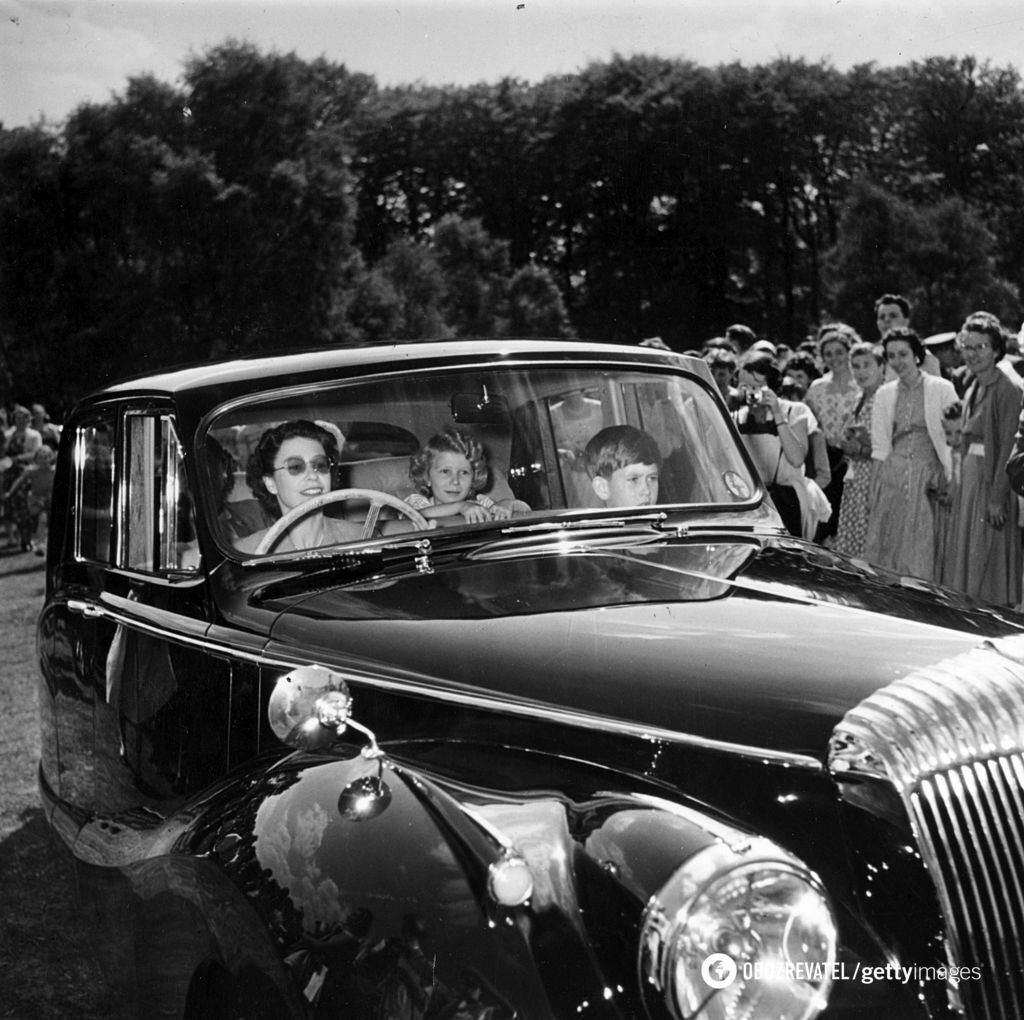 Королева Єлизавета II за кермом Daimler з принцом Чарльзом і принцесою Анною (1957).