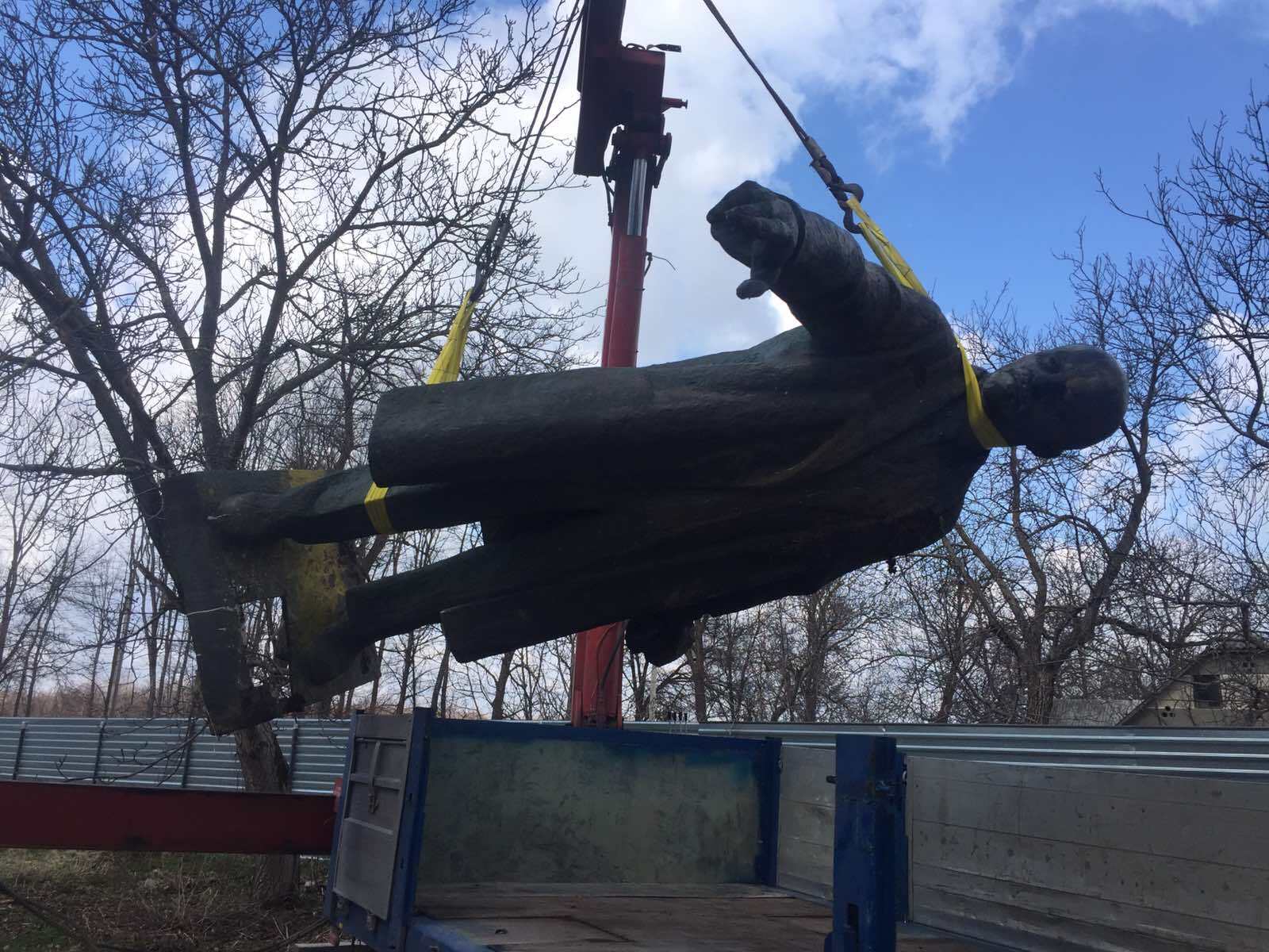 Пам'ятник Леніну важить більш як дві тонни.