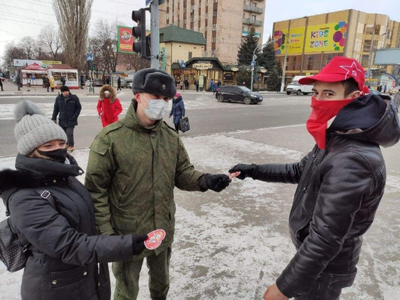 Замість валентинок 14 лютого в Луганську роздавали "сталінтинки".