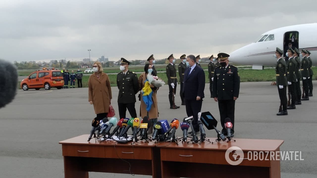 Віталій Марків зійшов з трапу літака з прапором України.