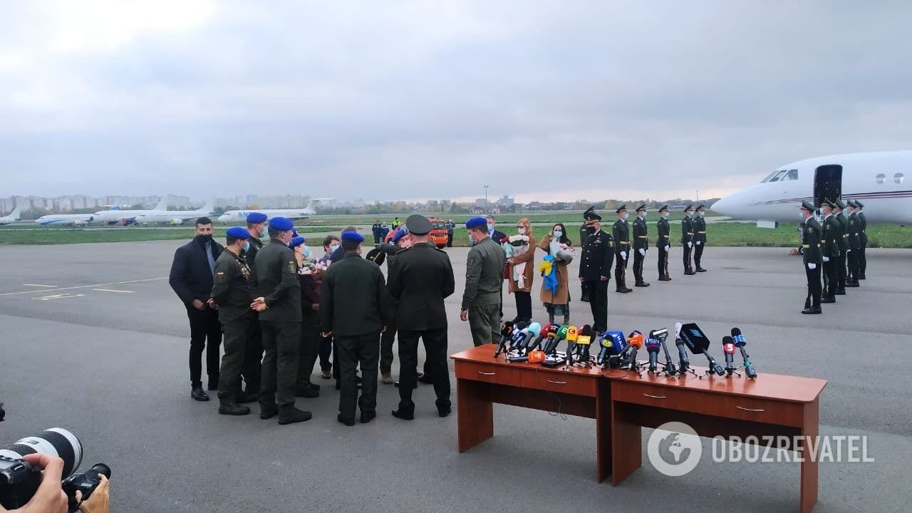 Марківа зустріли обіймами його побратими.