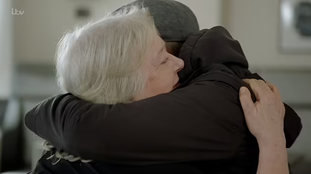 Мати і син після возз'єднання обнялися