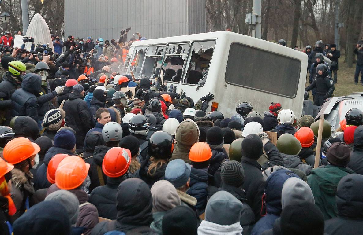 Майданівці намагаються перекинути автобус силовиків на Грушевського, 19 січня 2014 року