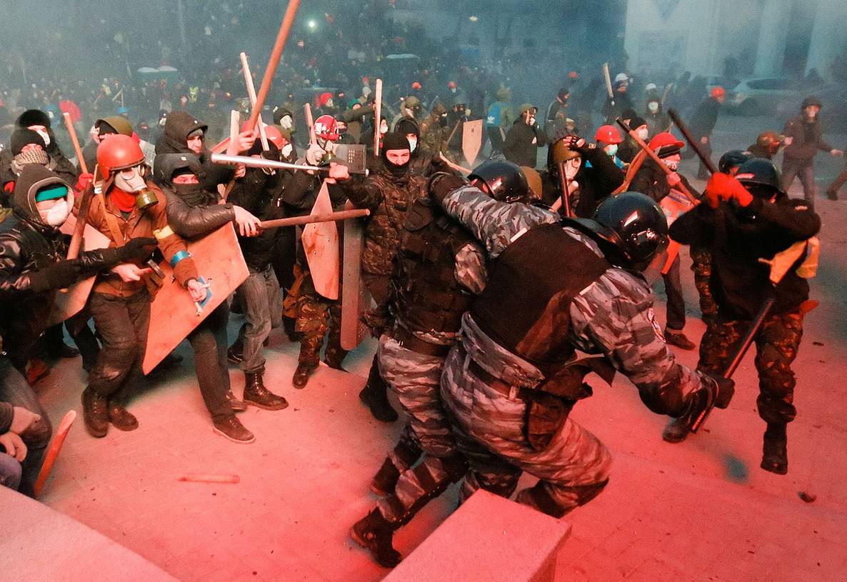 Озброєні щитами та кийками активісти Майдану у протистоянні з бійцями «Беркуту», 19 січня 2014 року