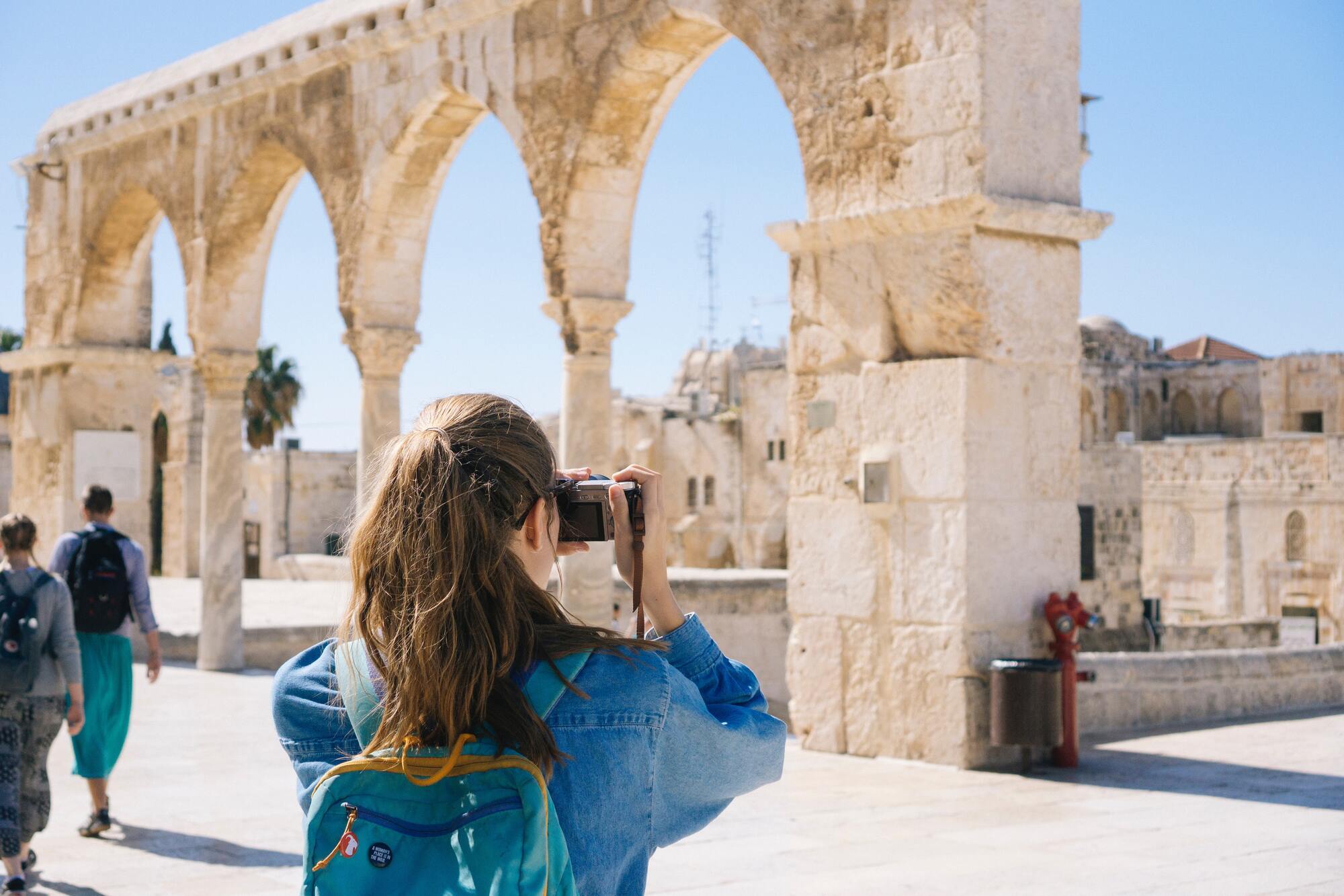 В Ізраїлі, перебуваючи біля святих місць, доведеться прикрити плечі і коліна
