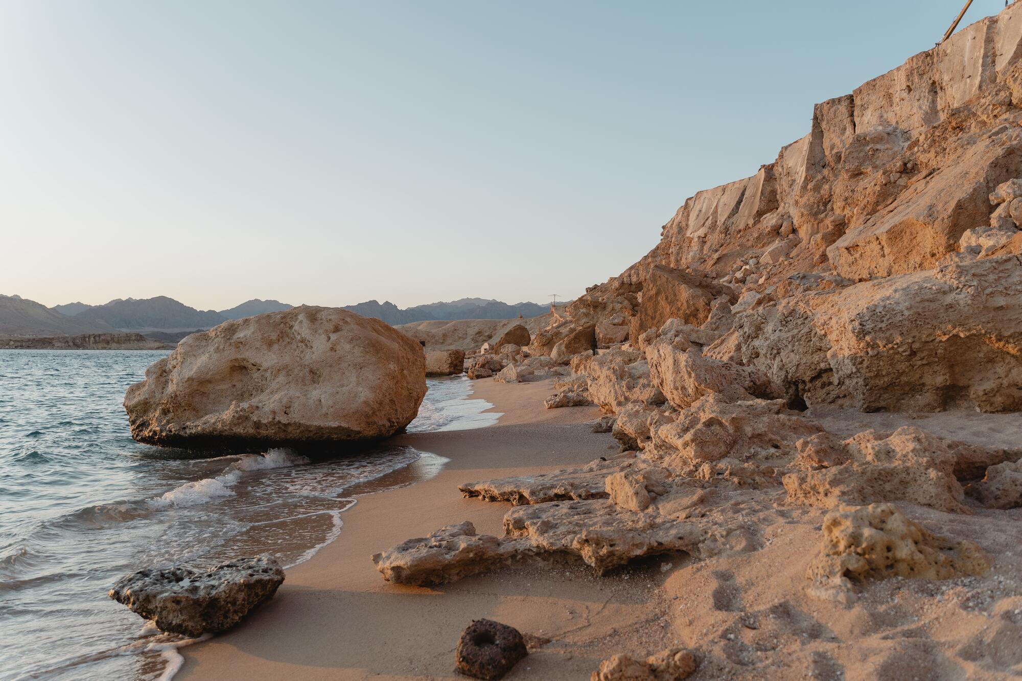 Узбережжя Шарм-ель-Шейху оточують гори, які захищають курорт від вітрів