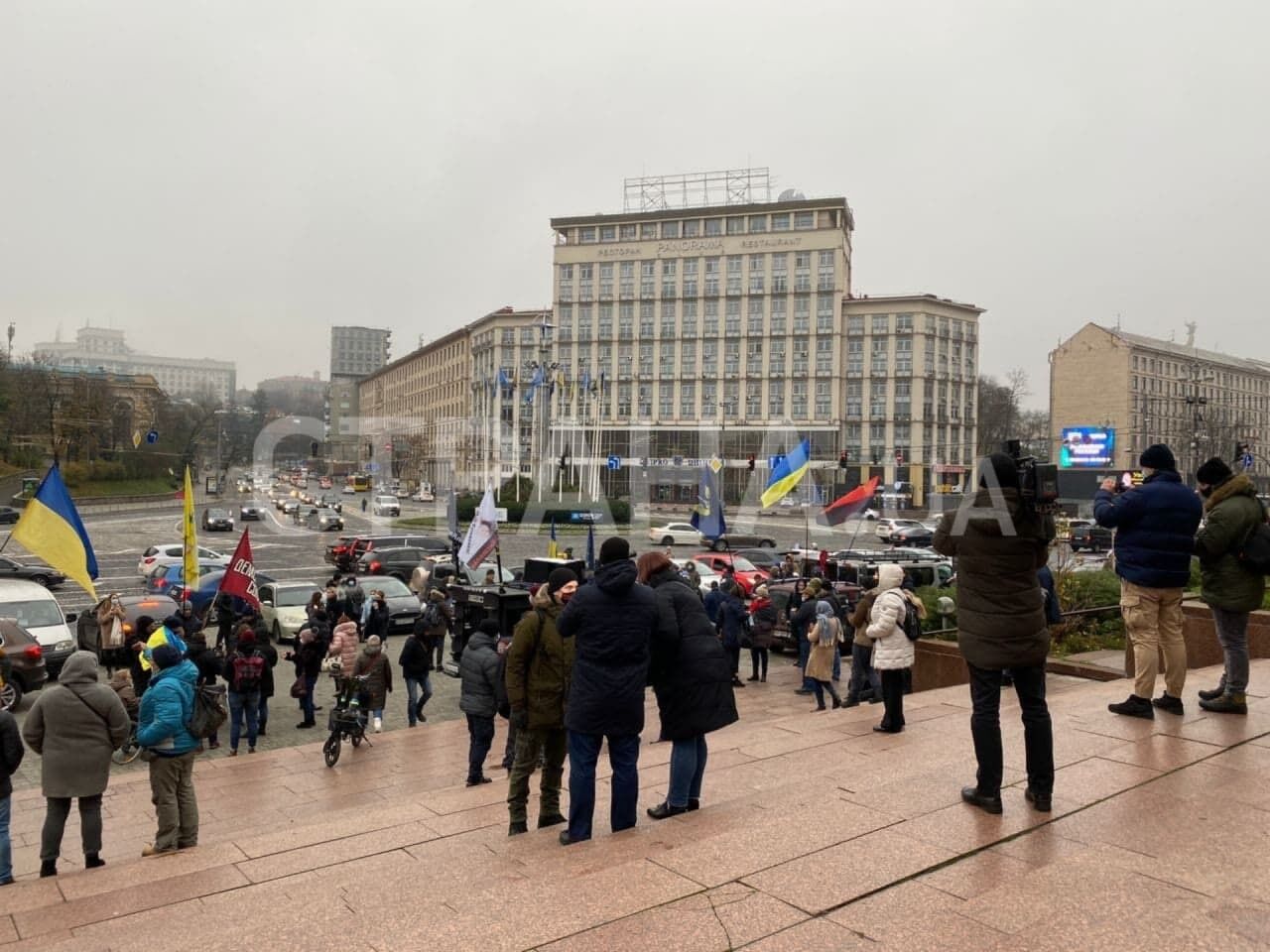 На вході в Український дім зібралося близько 50 осіб