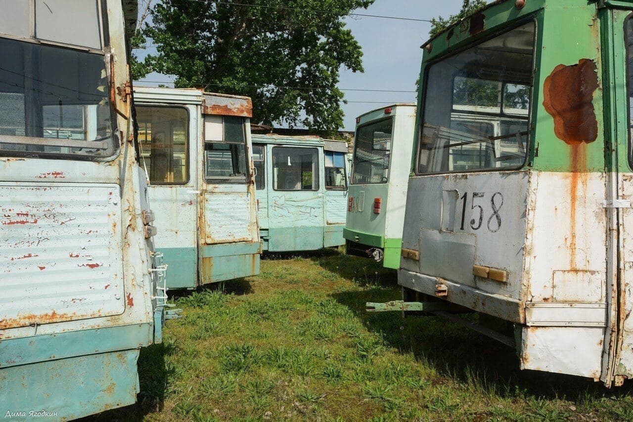 Трамваї в Луганську іржавіють і гниють просто неба