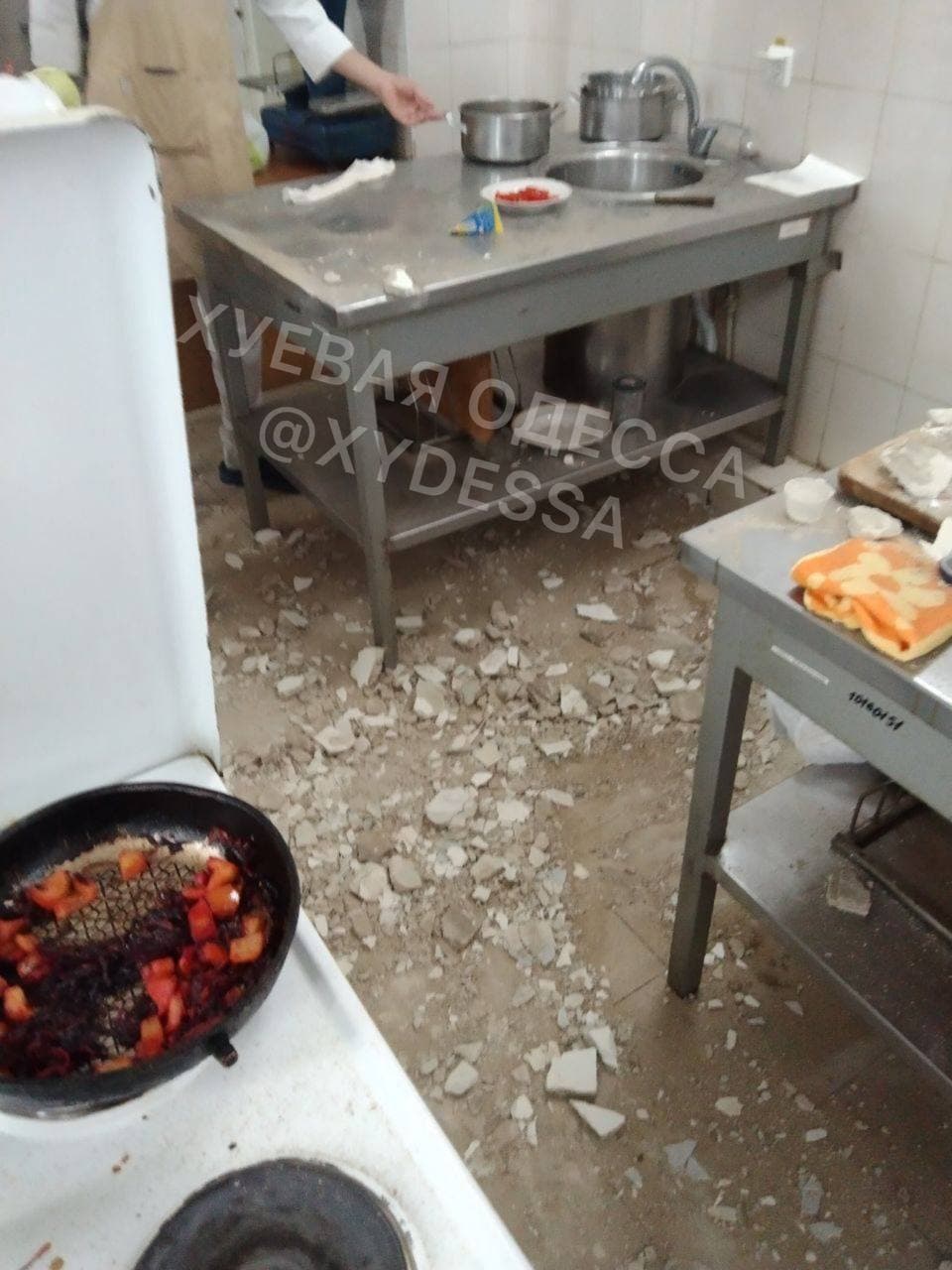 В училищі Одеси на учня впала стеля: хлопця госпіталізували з травмами (відео)