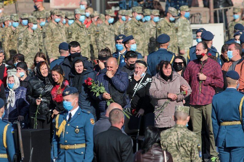 Сім'я Дмитра Студінського на прощанні в Харкові.