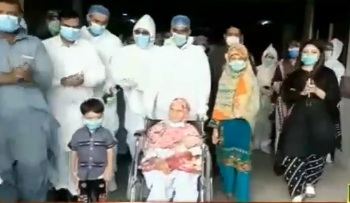 Лікарі вітають 106-річну Пакистанка з одужанням.