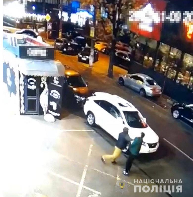 У Києві охоронець парковки розбив голову водію, який залишив авто &quot;не там&quot; (фото)