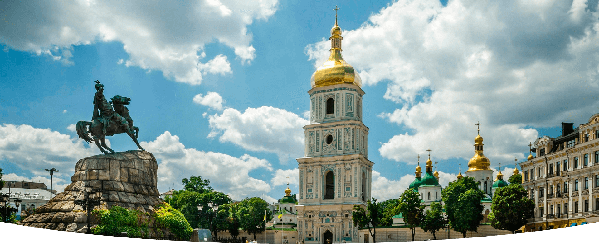 Вид на дзвіницю Софійського собору із Софійської площі